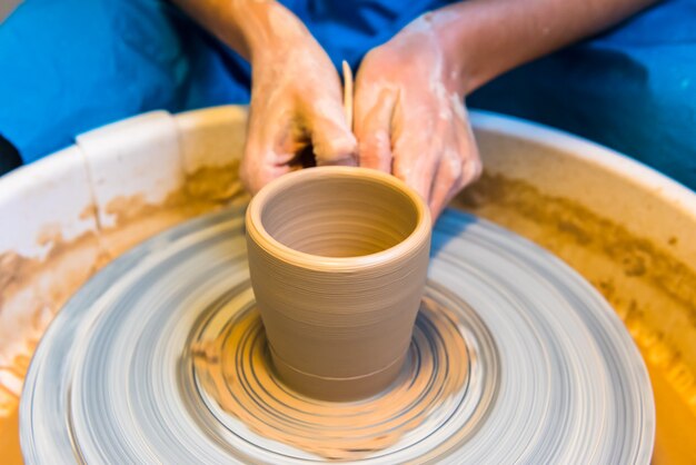 Poterie. création d'une coupe en argile en cours