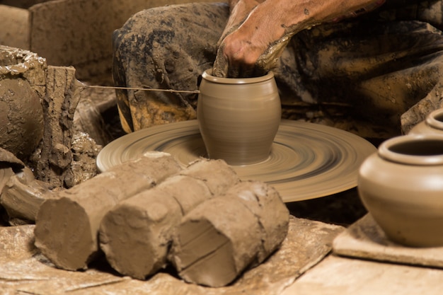 Poterie une faïence à la main