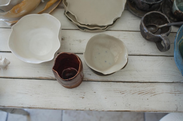 Poterie finie en glaçure sur la table