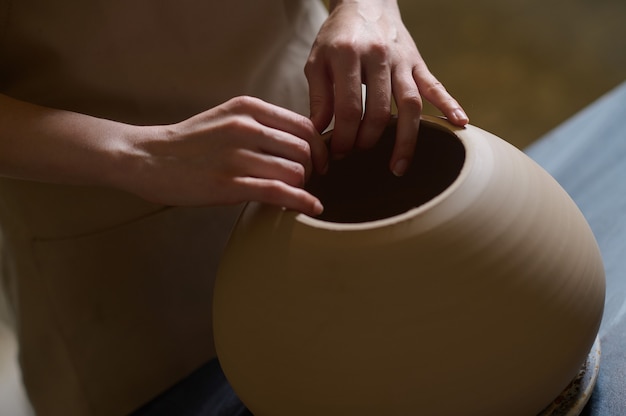 Poterie. Photo de mains de potiers moulant la forme d'un pot