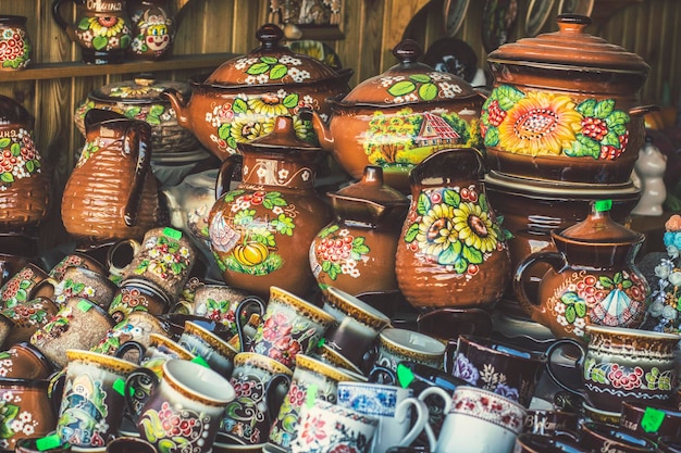 Poterie ukrainienne. Marché de la poterie dans le village ukrainien d'Oposhnya, centre de la poterie ukrainienne