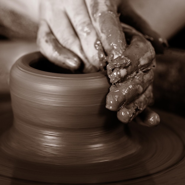 Potier au tour du potier fait tourner la poterie