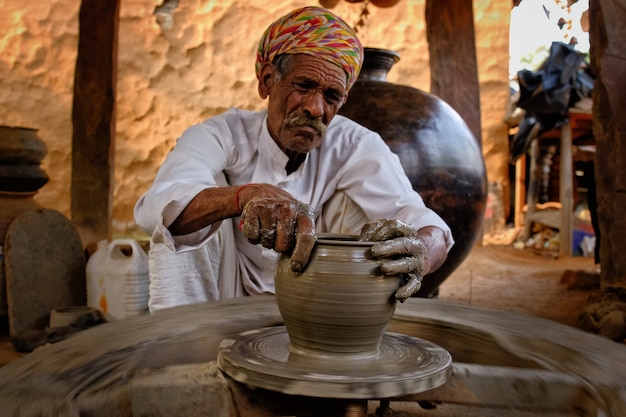 Potier indien au travail. Artisanat de Shilpagram, Udaipur, Rajasthan, Inde