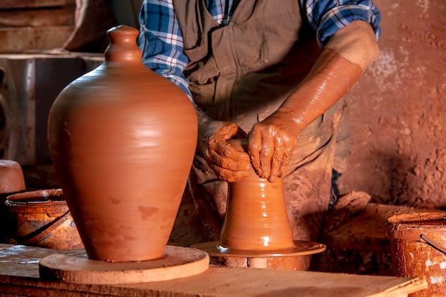 Potier professionnel faisant un bol dans un atelier de poterie, studio.
