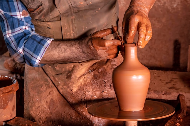 Potier professionnel faisant un bol dans un atelier de poterie, studio.