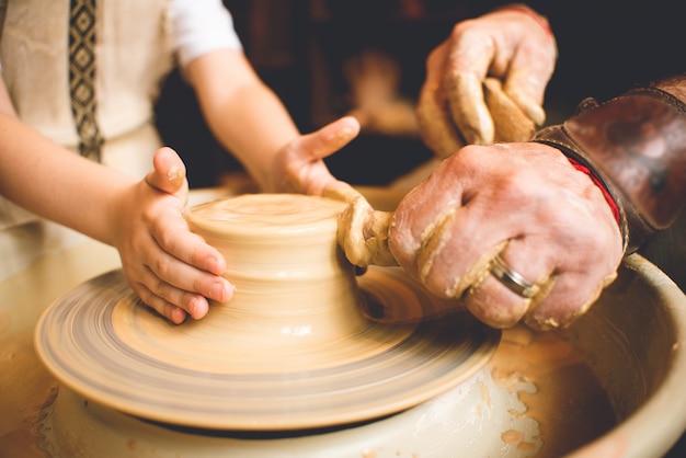 Potier Professionnel Faisant Bol Dans L'atelier De Poterie