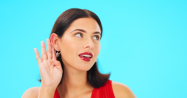 Photo potins secrets et femme sur fond bleu studio pour la beauté et l'écoute cadre chuchoté et intimité avec photo de maquillage et isolé pour les rumeurs d'oreille et la réflexion pour les emoji ou les discussions d'espionnage