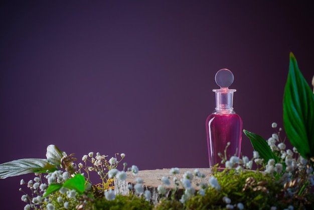 Potion magique en bouteille de verre avec plantes et fleurs sur fond violet