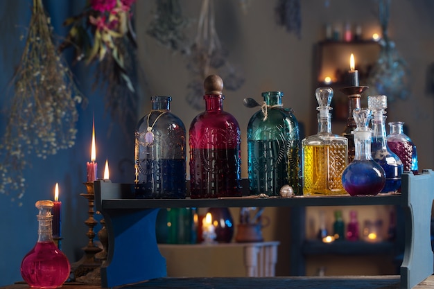 Potion magique dans la maison de la sorcière avec des bougies allumées la nuit