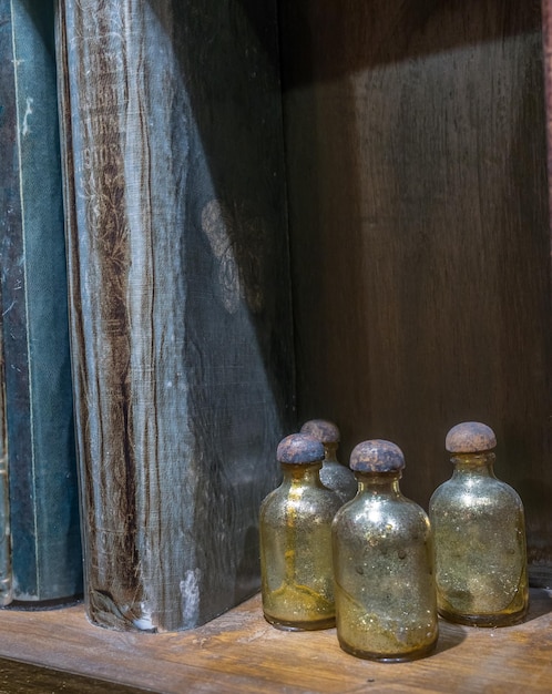 Potions et livres sur étagère