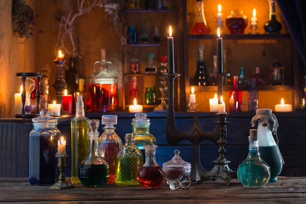 Potions magiques en bouteilles sur fond de bois