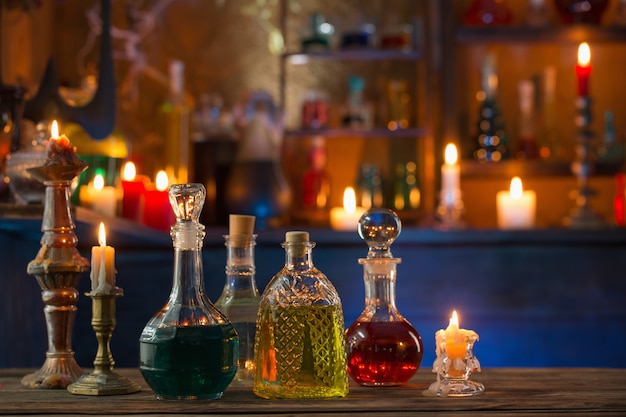 Potions magiques en bouteilles sur fond de bois