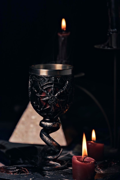 Potions magiques dans la maison de la sorcière avec des bougies allumées la nuit