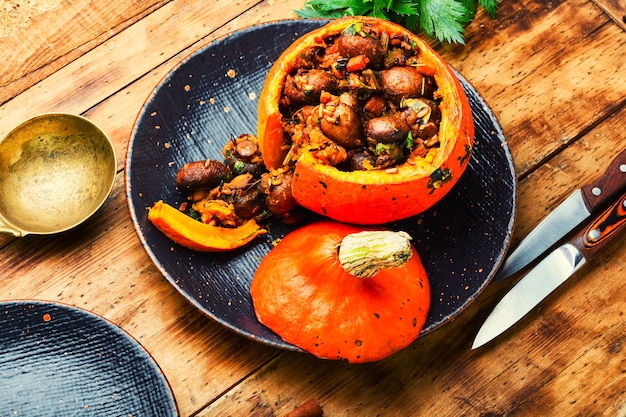 Potiron au four farci aux champignons et au riz. Cuisine traditionnelle d'automne