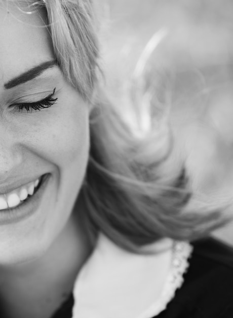 Photo potrait d'une belle fille aux cheveux blonds à l'extérieur