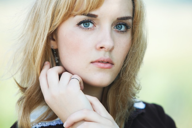 Potrait d'une belle fille aux cheveux blonds à l'extérieur