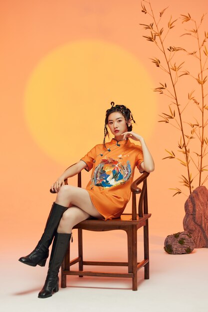 Potrait d'une jeune femme portant des vêtements typiquement chinois