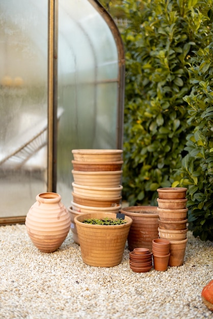 Pots d'argile dans le jardin