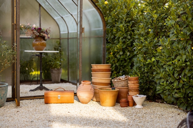 Pots d'argile dans le jardin