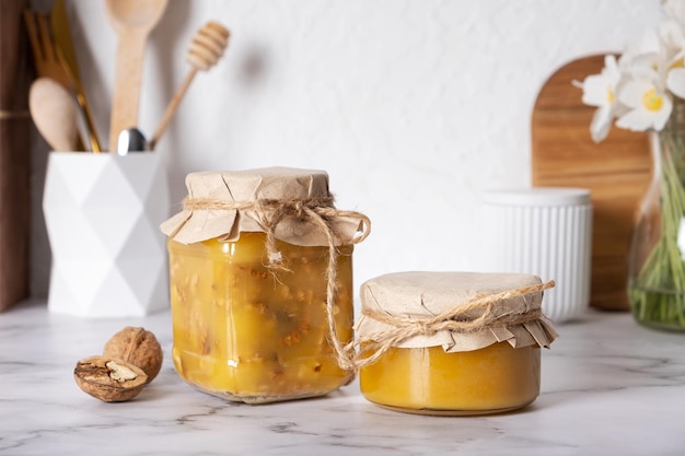 Pots au miel et aux noix Noix au miel à l'intérieur de la cuisine