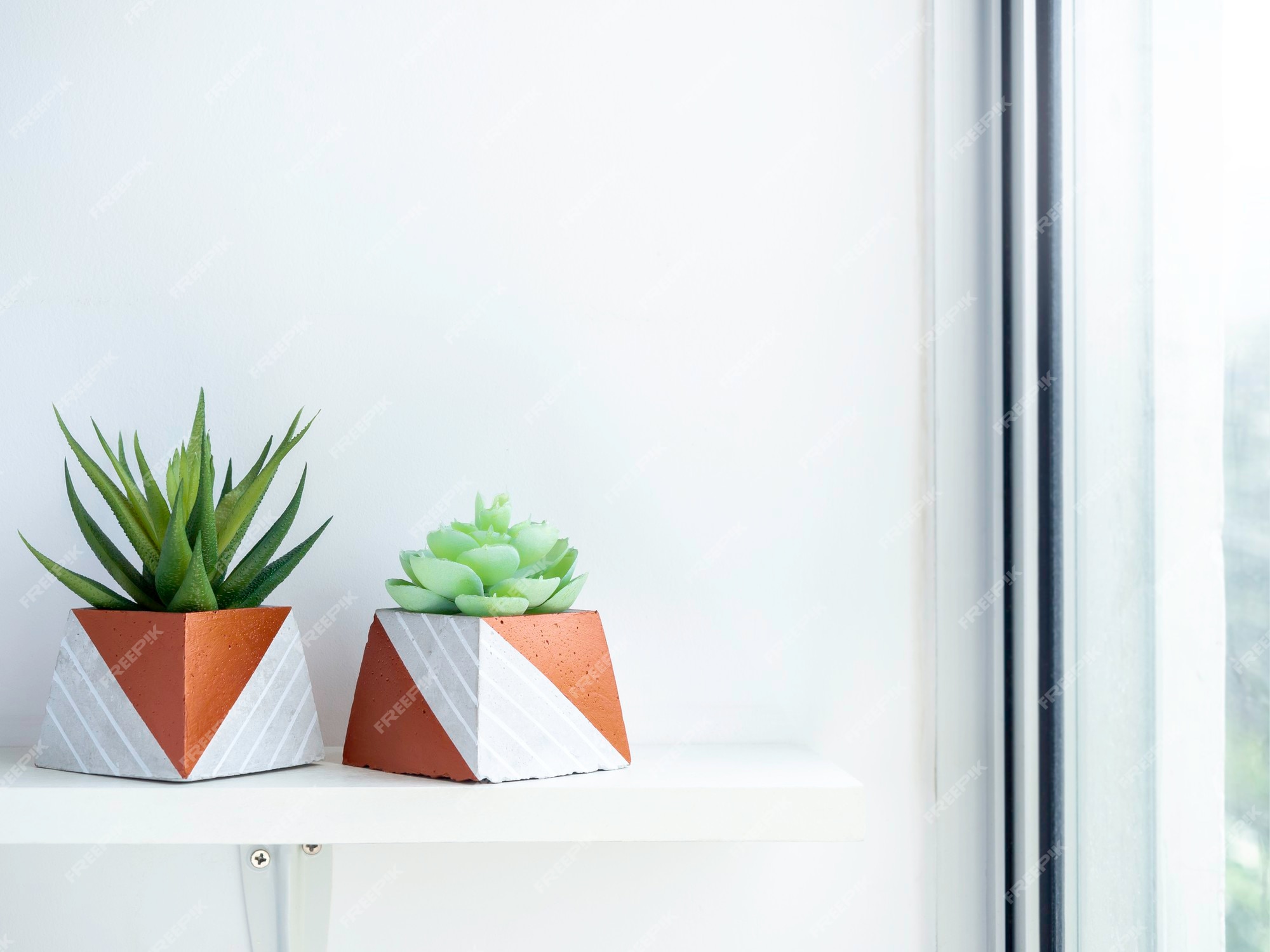 Pots En Béton De Bricolage, Forme Pyramidale Avec Des Plantes