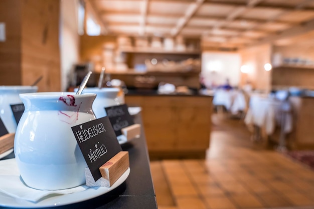 Pots en céramique avec étiquettes placées sur le comptoir du restaurant de luxe moderne