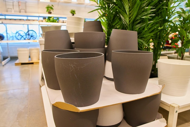 Pots en céramique pour plantes d'intérieur et de jardin dans le magasin sur l'étagère