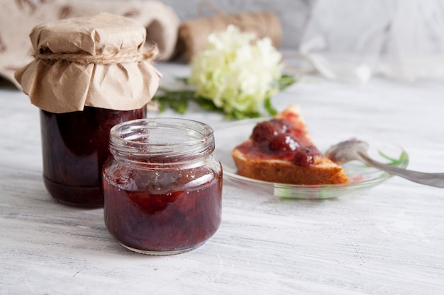 Pots de confiture de fraises et tost