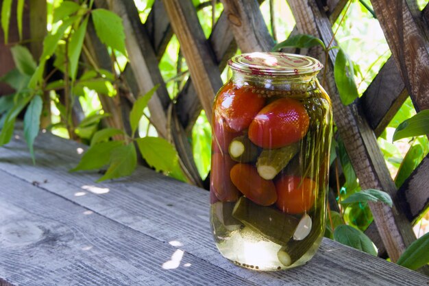 Pots avec cornichons