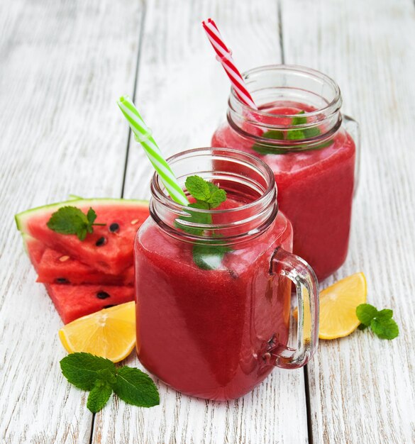 Des pots avec du smoothie à la pastèque