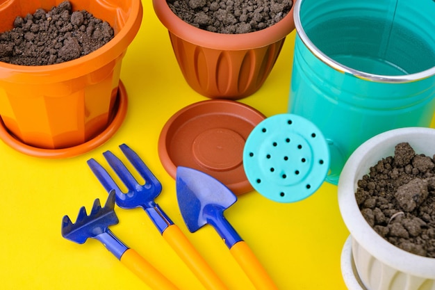 Pots de fleurs arrosoir et outil de jardin fond jaune vif