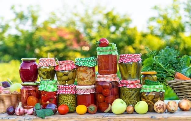 Pots de légumes conservés pour l'hiver mise au point sélective