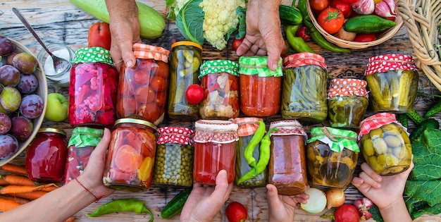 Pots de légumes conservés pour l'hiver mise au point sélective