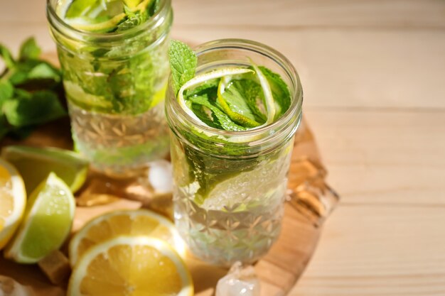 Pots de mojito frais sur table en bois