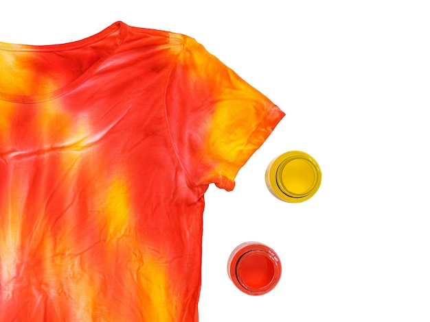 Pots de peinture jaune et rouge et tshirt tie dye isolé sur blanc