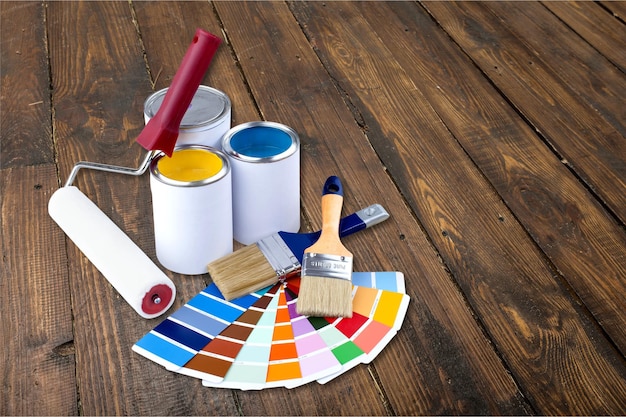 Pots de peinture multicolores sur fond de bois