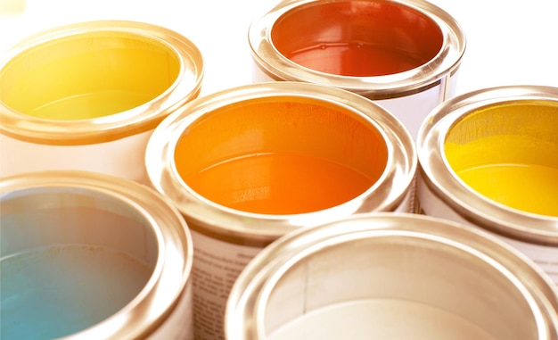 Pots de peinture multicolores sur fond