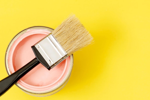 Pots de peinture et pinceaux et comment choisir la couleur de peinture intérieure parfaite et bonne pour la santé