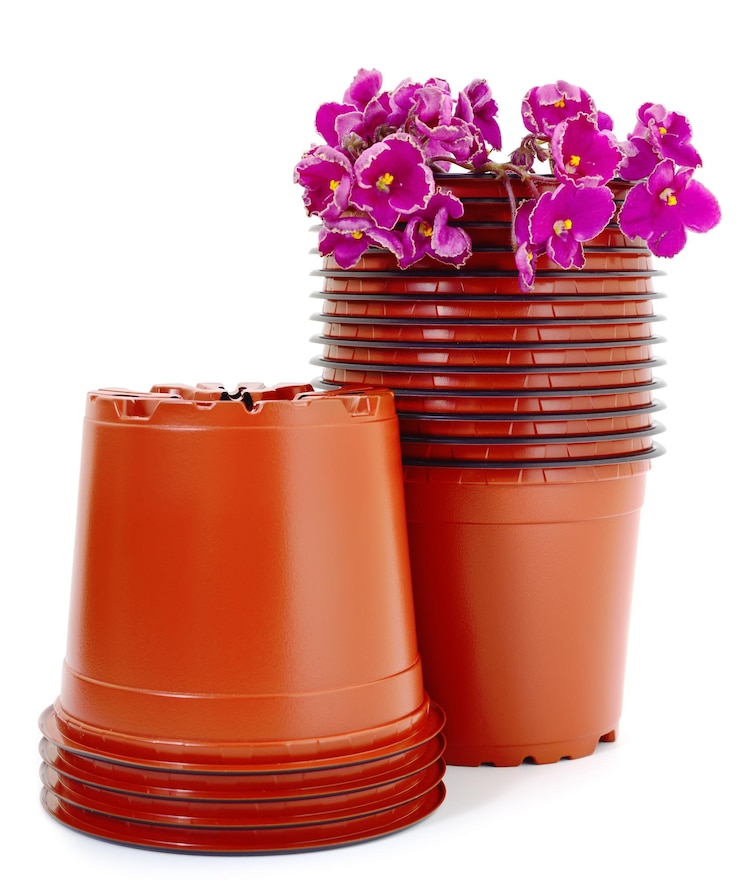 Photo pots de plantes en plastique marron vides