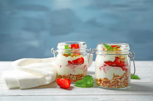 Pots avec salade de bretzel aux fraises sur table