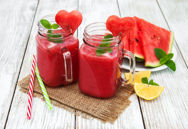 Pots avec smoothie au melon d&#39;eau