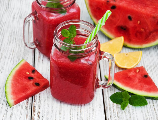 Pots avec smoothie au melon d&#39;eau