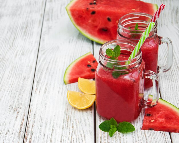 Pots avec smoothie au melon d&#39;eau