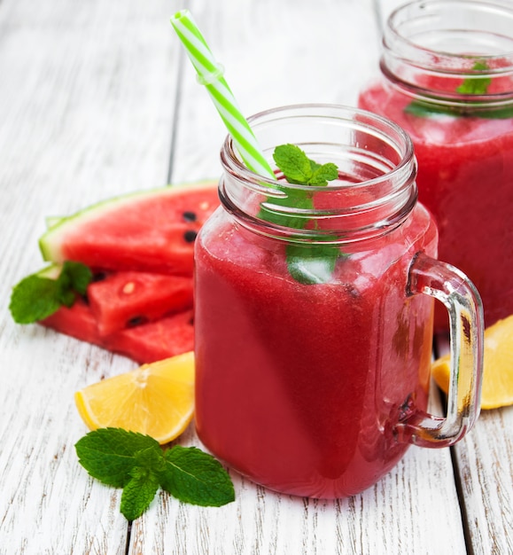 Pots avec smoothie au melon d&#39;eau