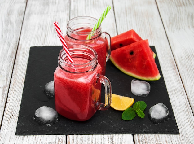 Pots avec smoothie au melon d&#39;eau