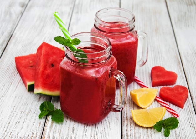 Pots avec smoothie au melon d&#39;eau