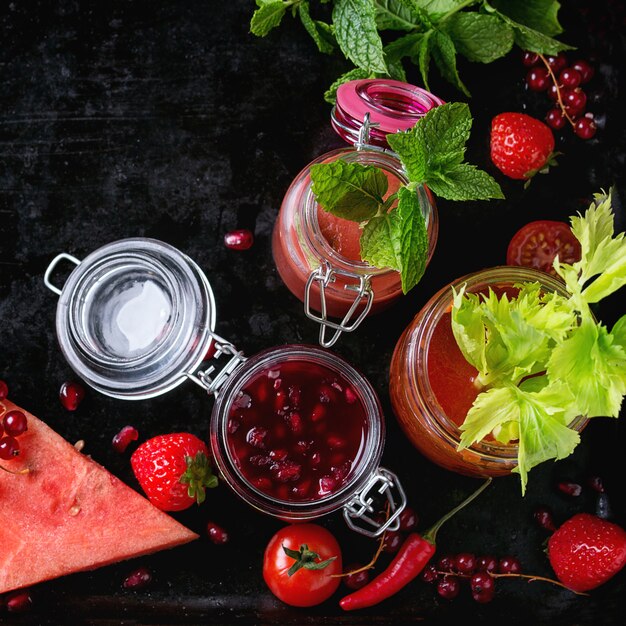 Pots de smoothies rouges