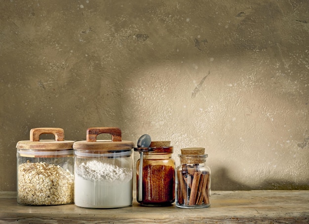 Pots de stockage de produit sur la table de cuisine