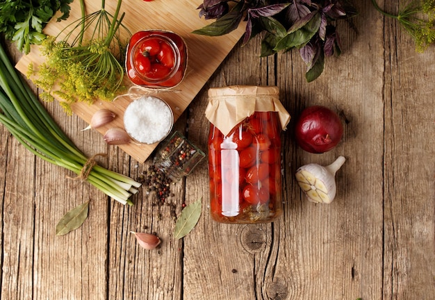 Pots de tomates en conserve sur fond de bois