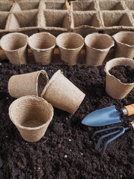 Pots de tourbe pour les semis. Plantation printanière de graines de plantes.